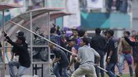 Suporter Persita Tangerang melakukan perusakan saat melawan Kalteng Putra pada laga Liga 2 di Stadion Pakansari, Jawa Barat, Selasa (4/12). Kalteng menang 2-0 atas Persita. (Bola.com/M. Iqbal Ichsan)