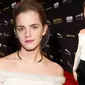 Bintang Harry Potter, Emma Watson baru saja mempersembahkan penghargaan Britannia yang diraihnya untuk sang hamster.