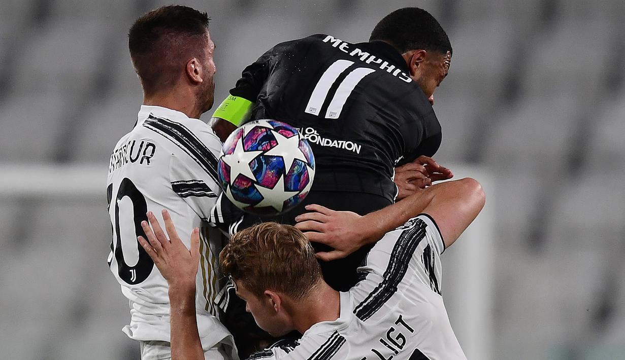 Penyerang Olympique Lyon, Memphis Depay, berebut bola atas dengan gelandang Juventus, Rodrigo Bentancur, pada laga leg kedua Liga Champions 2019/2020 di Stadion Allianz, Sabtu (8/8/2020) dini hari WIB. Juventus kalah agregat 2-2 atas Olympique Lyon. (AFP/Miguel Medina)