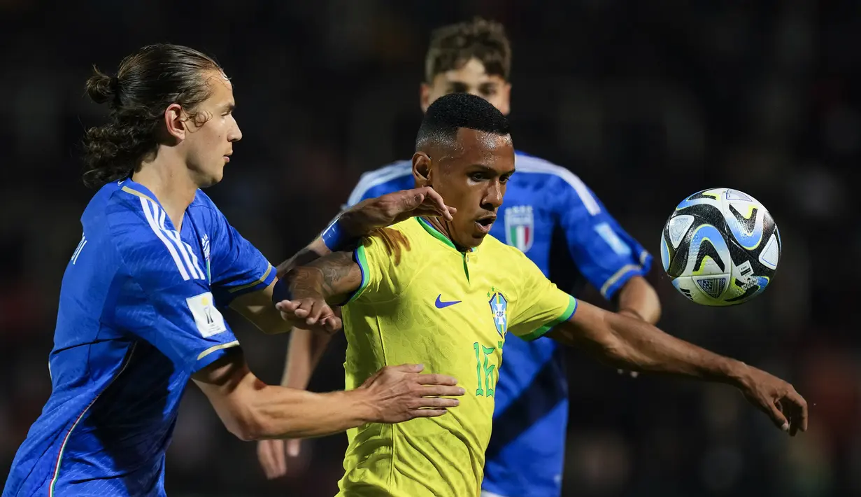 Gelandang Timnas Brasil U-20, Marquinhos (kanan) berebut bola dengan bek Timnas Italia U-20, Daniele Ghilardi pada laga Grup D Piala Dunia U-20 2023 di Malvinas Argentinas Stadium, Mendoza, Argentina, Minggu (21/5/2023). (AP Photo/Natacha Pisarenko)