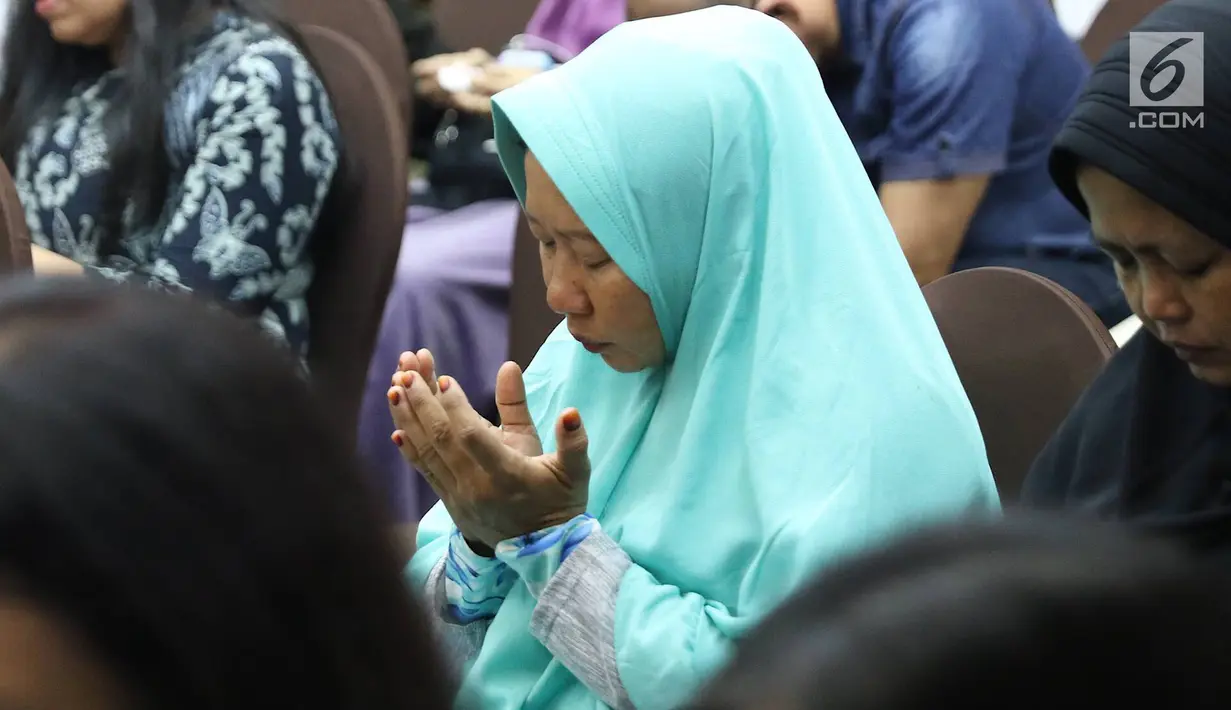 Keluarga korban kecelakaan pesawat Lion Air JT 610 berdoa bersama usai pemaparan evaluasi proses evakuasi di Jakarta, Senin (5/11). Konfrensi pers tersebut memberikan hasil perkembangan terkini mengenai pencarian korban. (Liputan6.com/Immanuel Antonius)