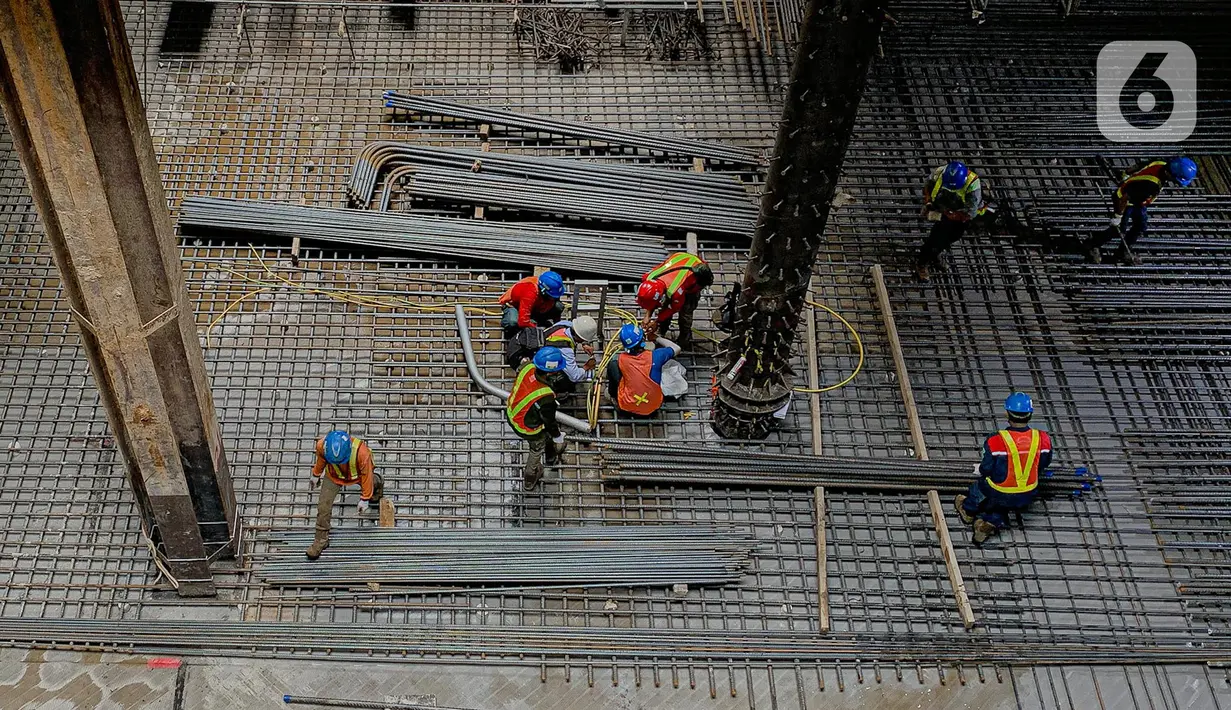 <p>Aktivitas pekerja saat menyelesaikan pembangunan proyek MRT Fase 2 Monas, Jakarta, Selasa (20/9/2022). Fase 2B sedang dalam tahap studi kelayakan yang terdiri dari dua stasiun bawah tanah (Mangga Dua dan Ancol) dan satu depo di Ancol Barat. (Liputan6.com/Faizal Fanani)</p>