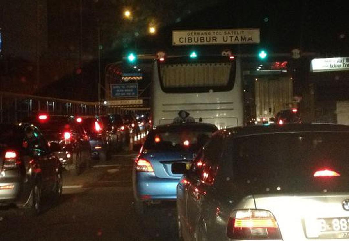 Underpass Cibubur amblas, Tol Jagorawi macet berkilo-kilo