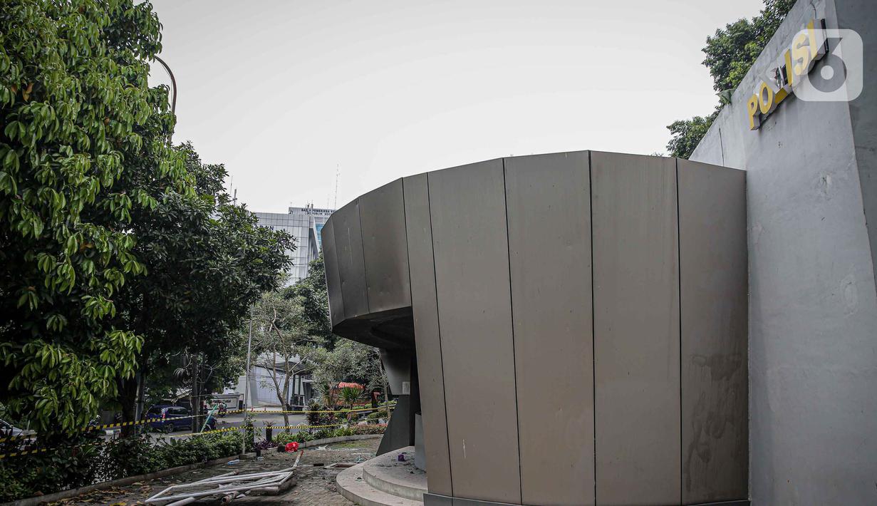 Kondisi Pos Polisi Subsektor Pejompongan pasca dibakar pihak tak dikenal usai aksi berujung ricuh di depan Gedung DPR/MPR RI, Jakarta, Selasa (12/4/2022). Pospol tersebut dibakar tepat setelah ada bentrokan yang melibatkan pihak kepolisian di sekitar lokasi kejadian. (Liputan6.com/Faizal Fanani)