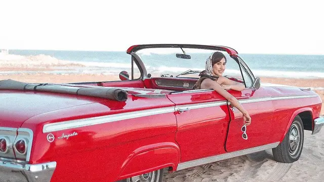 7 Pesona Louise Anastasya dengan Gaya Vintage Ala Selena Gomez