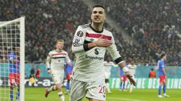 Pemain Manchester United, Diogo Dalot merayakan golnya ke gawang FCBS dalam laga lanjutan Liga Europa 2024/2025 di National Arena Stadium, Bucharest, Romania, Jumat (31/01/2025). (AP Photo/Andreea Alexandru)