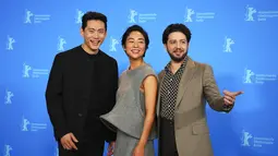 Yoo Teo, Greta Lee, dan John Magaro para bintang Past Lives dalam Festival Film Internasional Berlin 2023.   (Soeren Stache/dpa via AP)