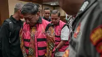 Direktur Utama CV Venus Inti Perkasa Hasan Tjhie (kiri), General Manager Operational CV Venus Inti Perkasa Achmad Albani (kanan) selesai menjalani sidang putusan kasus korupsi pengelolaan tata niaga komoditas timah di wilayah Izin Usaha Pertambangan (IUP) PT Timah Tbk periode 2015-2022 di Pengadilan Tipikor, Jakarta, Jumat (27/12/2024). (Foto: Antara)