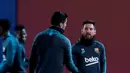 Pemain Barcelona Lionel Messi berbincang dengan Luis Suarez saat berlatih jelang menghadapi Borussia Dortmund pada pertandingan Grup F Liga Champions di Sant Joan Despi, Spanyol, Selasa (26/11/2019). Barcelona mengincar kemenangan demi memastikan tiket 16 besar lebih awal. (AP Photo/Joan Monfort)