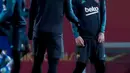 Pemain Barcelona Lionel Messi berbincang dengan Luis Suarez saat berlatih jelang menghadapi Borussia Dortmund pada pertandingan Grup F Liga Champions di Sant Joan Despi, Spanyol, Selasa (26/11/2019). Barcelona mengincar kemenangan demi memastikan tiket 16 besar lebih awal. (AP Photo/Joan Monfort)