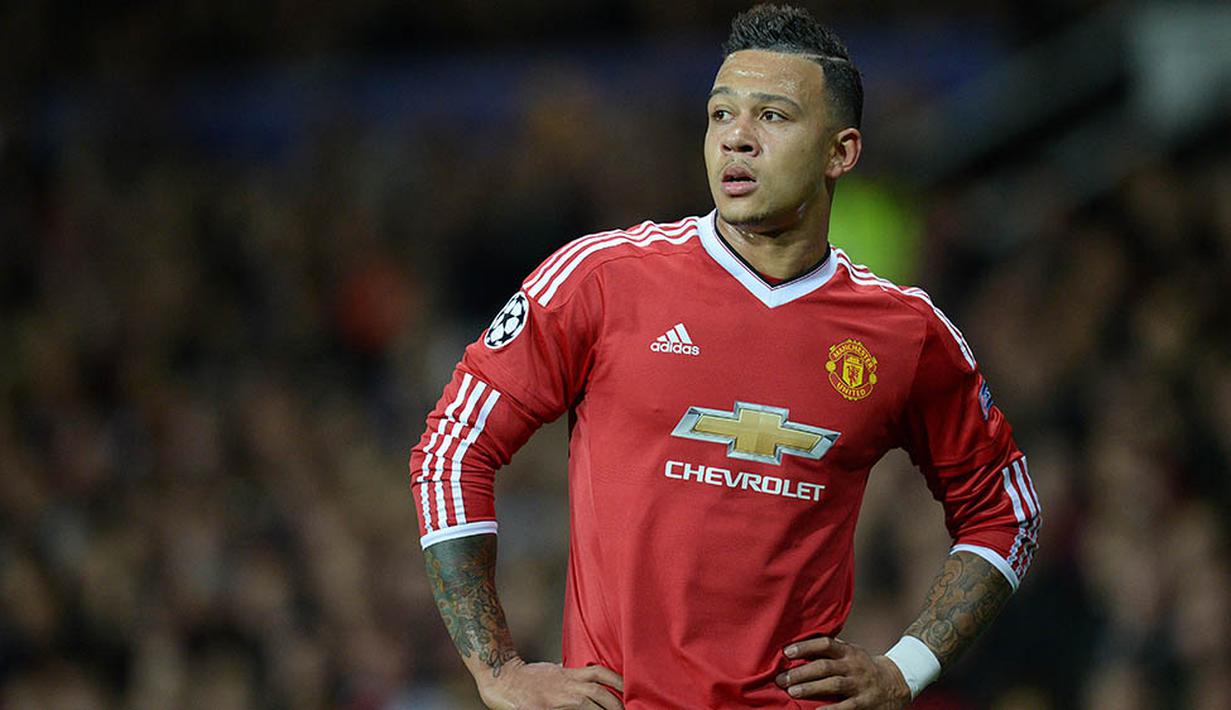 5. Memphis Depay, top skor Liga Belanda musim lalu itu didatangkan MU dengan harga 27,5 juta poundsterling. Namun hingga pekan ke-25 dirinya tak kunjung berkembang, bahkan kini mulai sering menjadi penghangat bangku cadangan. (AFP/Oli Scarff)