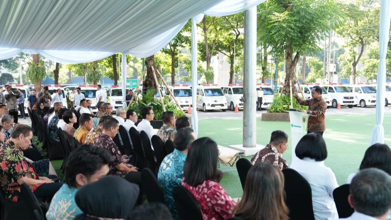 Mendagri Tito Karnavian dalam acara penyerahan bantuan ambulans kepada daerah terdampak bencana