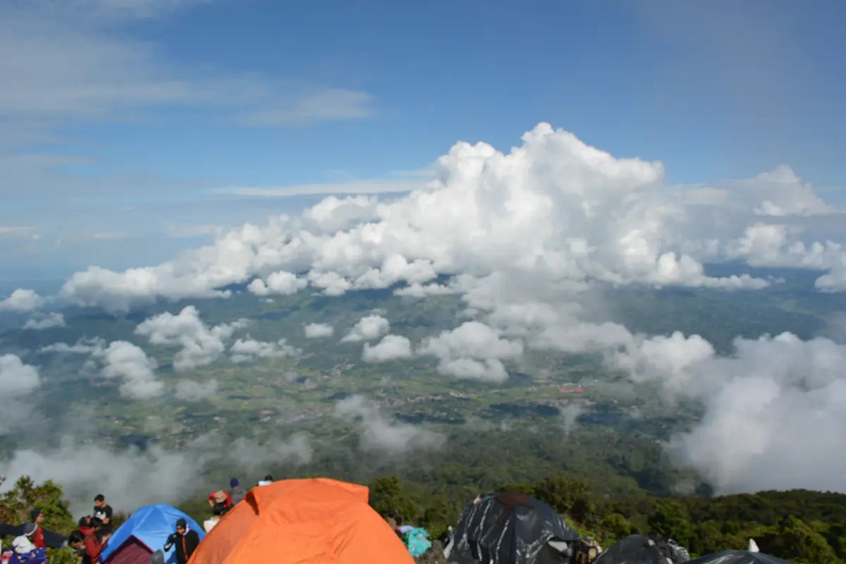 Pemandangan dari cadas Gunung Marapi. (Liputan6.com/ Novia Harlina)