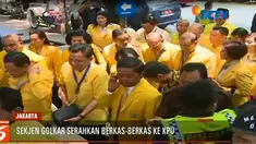 Sekjen Partai Golkar Idrus Marham yang didampingi fungsionaris DPP Golkar menyerahkan berkas pendaftaran dan diterima oleh komisioner KPU.