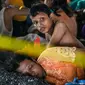 Kedatangan pengungsi Rohingya sejak pertengahan November lalu, kini menuai perdebatan warga. (CHAIDEER MAHYUDDIN/AFP)