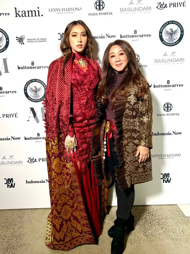 Lenny Hartono dan Putri Indonesia 2022, Laksmi Shari De-Neefe Suardana, yang tampil  memeragakan rancangan 'gong' Lenny Hartono di NYFW 2023.