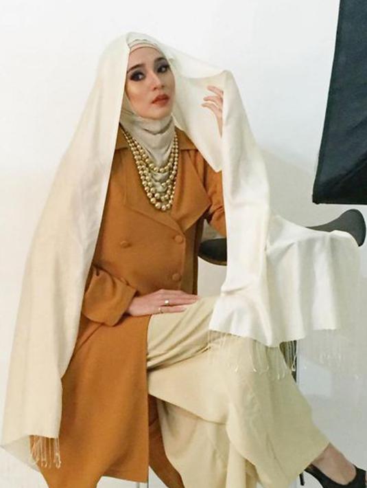 Mantap Berhijab, Penampilan Dhini Aminarti Bikin Teduh Hati - Foto