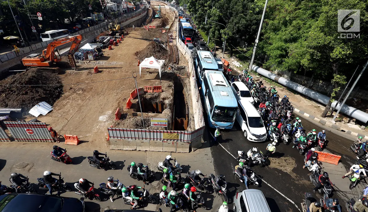 Kondisi lalu lintas kemacetan di samping proyek pembangunan underpass Mampang, Jakarta, Senin (6/11). Anies beranggapan, tak terdapatnya amdal lalin beresiko pada kemacetan parah di titik-titik pembangunan. (Liputan6.com/JohanTallo)