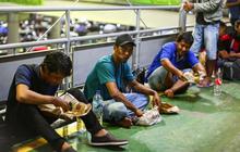 FOTO: Terjebak Antre Panjang, Pemudik Terpaksa Berbuka Puasa di Dermaga Pelabuhan Merak