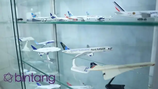 Menjadi seorang istri pilot, tak heran jika Fitri Carlina memiliki koleksi miniatur pesawat.