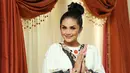 Sebagai seorang diva, Krisdayanti kerap memperhatikan penampilannya di setiap kesempatan. Terutama saat momen besar seperti perayaan Idul Adha beberapa hari lalu, di mana ia tampil cantik dengan Kaftannya. (Bambang E.Ros/Bintang.com)