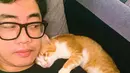 Kalau kucing oren satu ini bernama Lolo. Dennis Adishwara juga kerap membagikan kebersamaannya bersama kucing oren tersebut. (Liputan6.com/IG/@dennisadishwara).