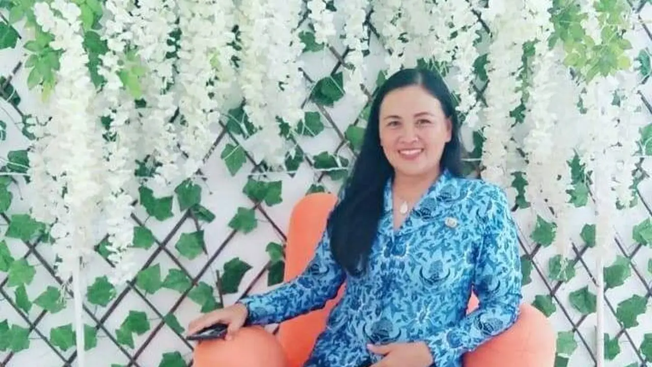 Mira Turang memilih mengabdi sebagai guru di Kabupaten Minahasa Selatan, Sulut.