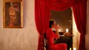 Tami Varma merias diri sebelum tidur di dalam peti mati di Istana Bran, Brasov, Rumania (31/10). (Reuters/Inquam Photos/Octav Ganea)