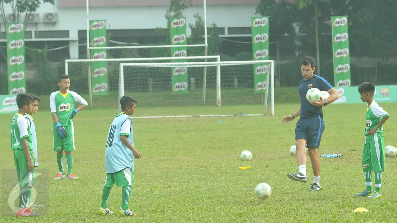 Tim Pelatih Barcelona Latih Bocah Indonesia-Tangsel- Helmi Afandi-20170421