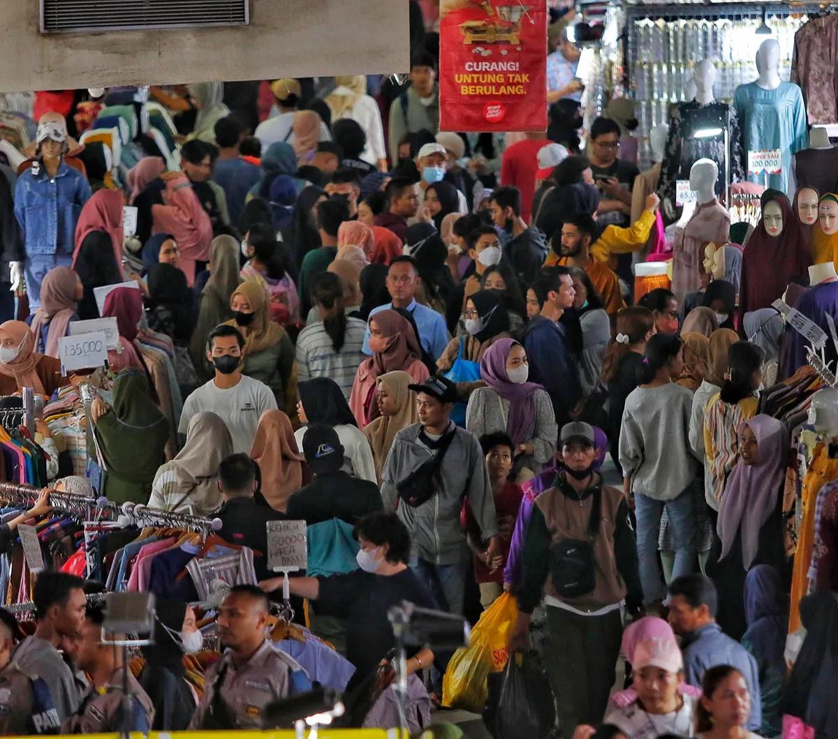Para penjual khususnya pakaian muslim bisa meraup omzet sampai puluhan juta perhari selama bulan Ramadan