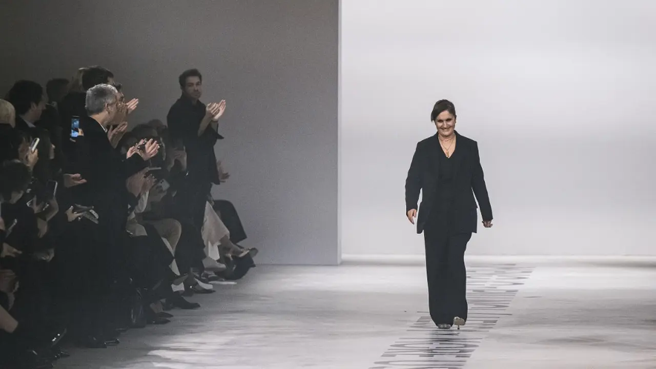 Maria Grazia Chiuri Resmi Debut di Fendi dengan Koleksi Bernuansa Hitam yang Elegan