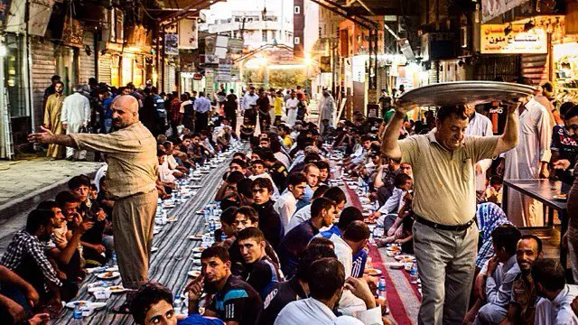 [Bintang] 10 Foto Dari Seluruh Dunia Jadi Bukti Keberkahan Berbuka Puasa