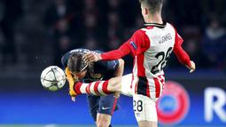 Pemain PSV, Marco van Ginkel (kanan), berebut bola dengan pemain Atletico Madrid, Filipe Luis, dalam leg pertama babak 16 besar Liga Champions di Stadion PSV, Eindhoven, Belanda, (24/2/2016). (Reuters/Michael Kooren)