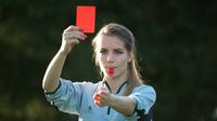 Wasit cantik asal Polandia yang masih berusia 20 tahun, Karolina Bojar (Foto: Istimewa)