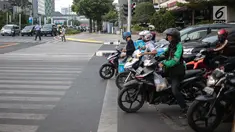 Pengendara sepeda motor melanggar garis berhenti lampu merah Jalan MH Thamrin, Jakarta, Kamis (4/10). Masih banyak pengendara yang melanggar dan tidak mengindahkan penerapan tilang elektronik. (Liputan6.com/Faizal Fanani)