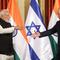 PM Israel Benjamin Netanyahu (kanan) hendak berjabat tangan dengan PM India Narendra Modi saat konferensi pers bersama di Yerusalem, Kamis (26/2/2026). (Dok. Gil Cohen Magen/Pool Photo via AP)
