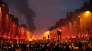 Asap membumbung saat kerusuhan menentang kenaikan harga bahan bakar di Paris, Prancis, Sabtu (24/11). Demonstrasi ini merupakan aksi kedua setelah unjuk rasa serupa yang dilakukan pekan lalu. (AP Photo/Christophe Ena)