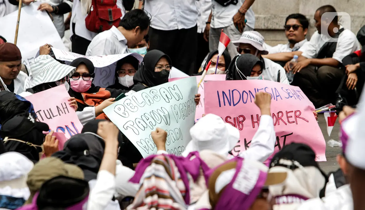 Mereka menuntut agar pekerja honorer diangkat menjadi aparatur sipil negara (ASN). (Liputan6.com/Johan Tallo)