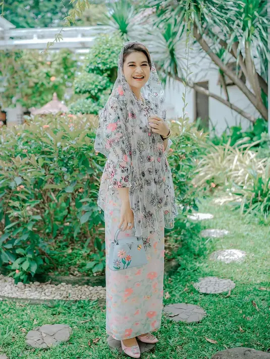 Penampilan penuh pesona juga datang dari Kahiyang Ayu. Mengenakan busana lace dengan warna pastel super lembut, Kahiyang memadukan penampilannya dengan selendang berbordir floral yang tak kalah manis dengan corak busananya. [Foto: Instagram/melahyarofficial]