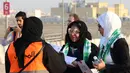 Beberapa suporter wanita Arab Saudi dari tim Al-Ahli siap memasuki stadion King Abdullah Sports City, Jeddah, (12/1/2018). Arab Saudi untuk pertama kalinya mengizinkan wanita menonton di stadion. (AFP/STRINGER)