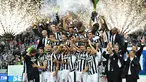 Seluruh pemain Juventus merayakan keberhasilan tim mereka meraih Scudetto di muim ini (AFP PHOTO / GIUSEPPE CACACE)