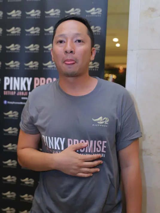 Ringgo yang belum lama dikaruniai seorang anak, sangat termotivasi dengan adanya kenaikan harga rokok yang mencapai dua kali lipat tersebut. (Andy Masela/Bintang.com)