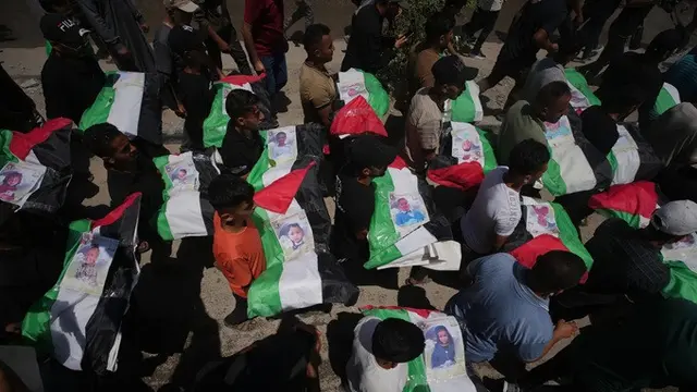 Warga Palestina mengusung jenazah anggota keluarga Hassayna dan Abu Sharia yang diselimuti bendera Palestina saat pemakaman di Kota Gaza, Selasa (4/8/2026). Mereka tewas dalam serangan Israel pada 2023 dan jenazahnya baru ditemukan dari bawah reruntuhan.