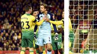 Kiper Norwich City, Tim Krul, melakukan selebrasi usai berhasil menghalau tendangan pemain Manchester United pada laga Premier League 2019 Stadion Carrow Road, Norwich, Minggu (27/10). Manchester United menang 3-1 atas Norwich City. (AP/Joe Gidden)