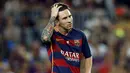 Penyerang Barcelona, Lionel Messi terlihat lesu usai timnya bermain imbang di leg kedua Piala Super Spanyol di stadion Camp Nou, Barcelona, Spanyol, (18/8/2015).  Athletic Bilbao menang dengan agregat akhir 1-5. (REUTERS/Albert Gea)