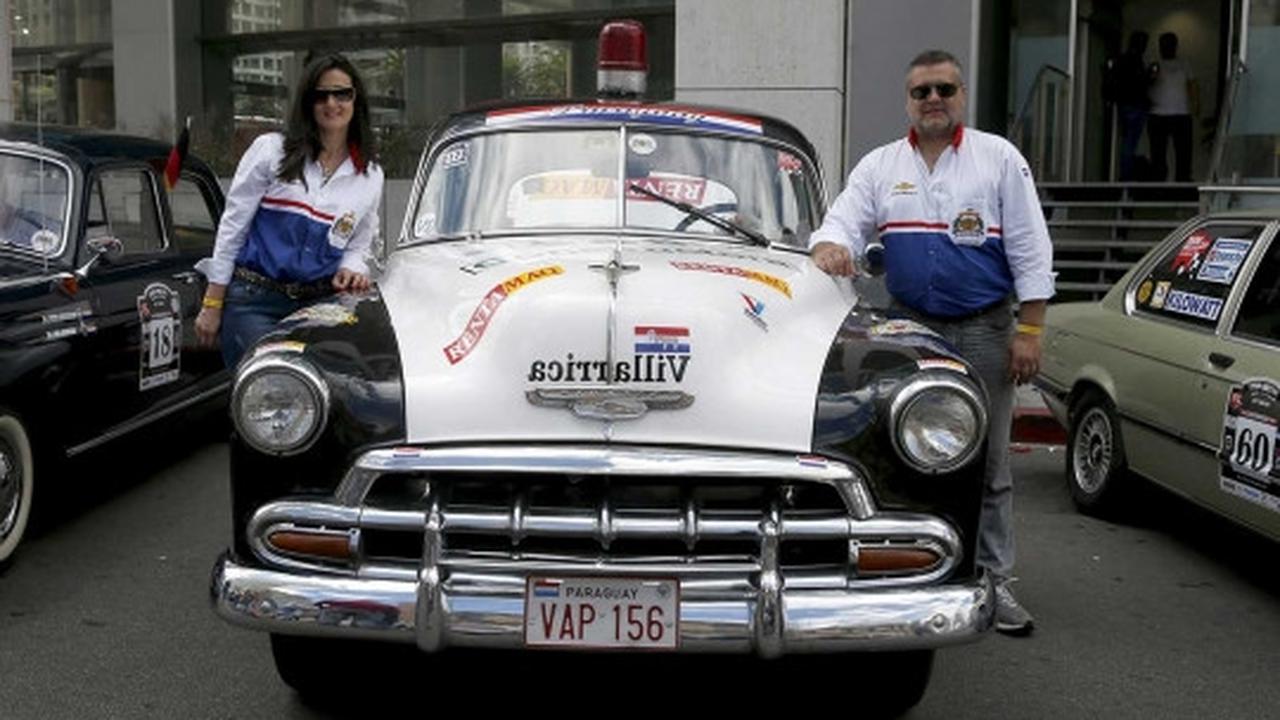 Ajang balap mobil klasik 1.000 mil di Uruguay