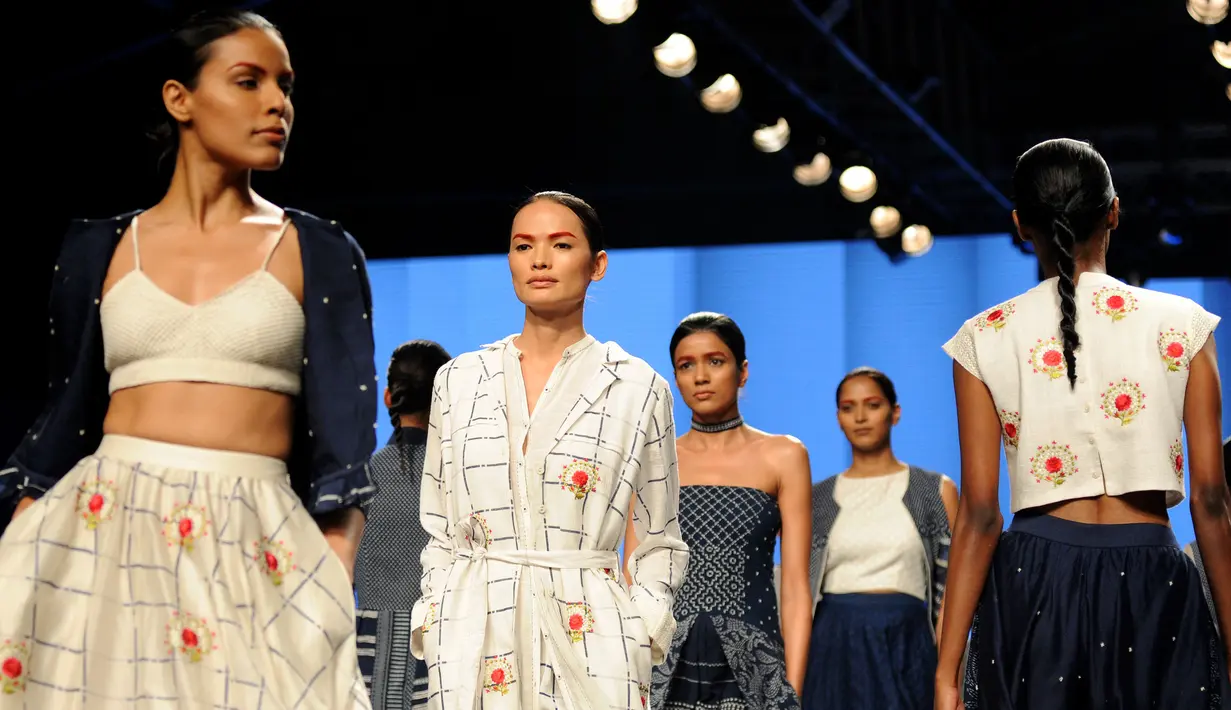 Anjali Lama berjalan diatas catwalk saat memperagakan busana rancangan Gen Next di Lakmé Fashion Week Summer Resort 2017 di kota Mumbai, India (2/1). Anjali merupakan model transgender pertama di negara kawasan Himalaya. (Stringer / AFP)
