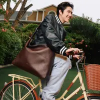 Nanon Korapat menampilkan dua gaya utama musim ini Mott Messenger Bag dan Wade Backpack. [dok. Coach]