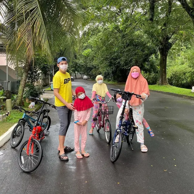 Malaika Khadija Fatiha bersama ayah, ibu, dan kedua adiknya. (Foto: Dok Instagram @astridsuhaimi)