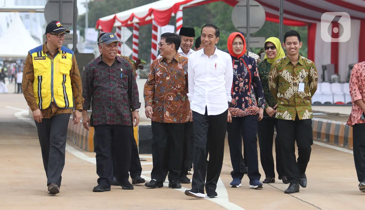 Presiden Joko Widodo (tengah) meninjau kondisi jalan tol saat peresmian Tol JORR II ruas Kunciran-Serpong, Tangerang Selatan, Jumat (6/12/2019). Setelah peresmian, ruas tol sepanjang 11,1 km tersebut siap digunakan oleh masyarakat jelang Natal 2019 dan Tahun Baru 2020. (Liputan6.com/Angga Yuniar)